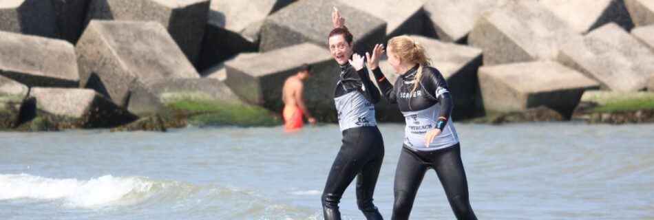 women learning how to turn their surfboard