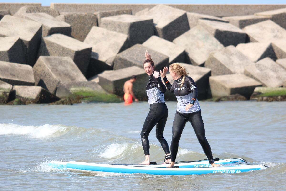 women learning how to turn their surfboard